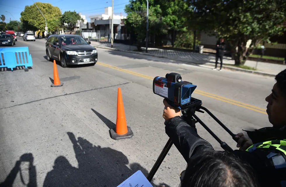 Radares en la ciudad de Córdoba para medir velocidad y registrar infracciones de vehículos.