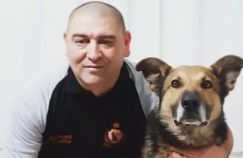 Marcos Herrero y su perro Yatel, con el que busca rastros de Facundo Astudillo Castro.