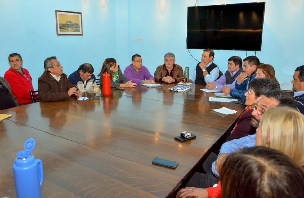 El gobernador se reunió con 14 gremios para debatir sobre las necesidades de cada uno.