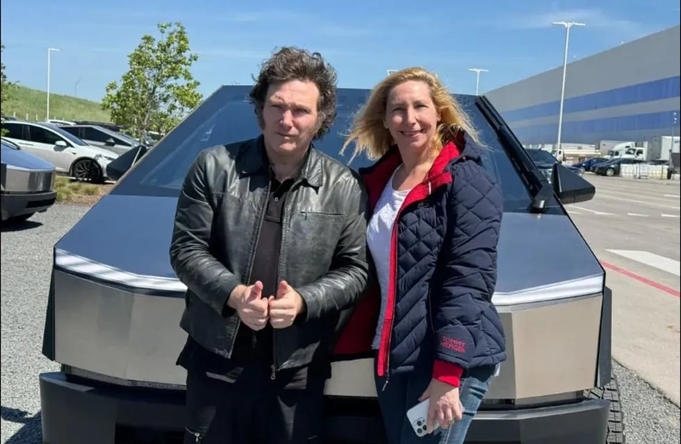 Cómo es y cuánto cuesta el auto que manejó Javier Milei en su visita a Elon Musk.