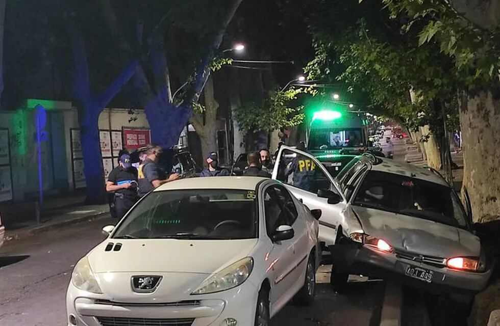 El vehículo que conducía Facundo Martínez quedó en la acequia luego de que intentara escapar y recibiera un tiro en el pecho por oarte de un policía federal. Nicomás Ríos/Los Andes