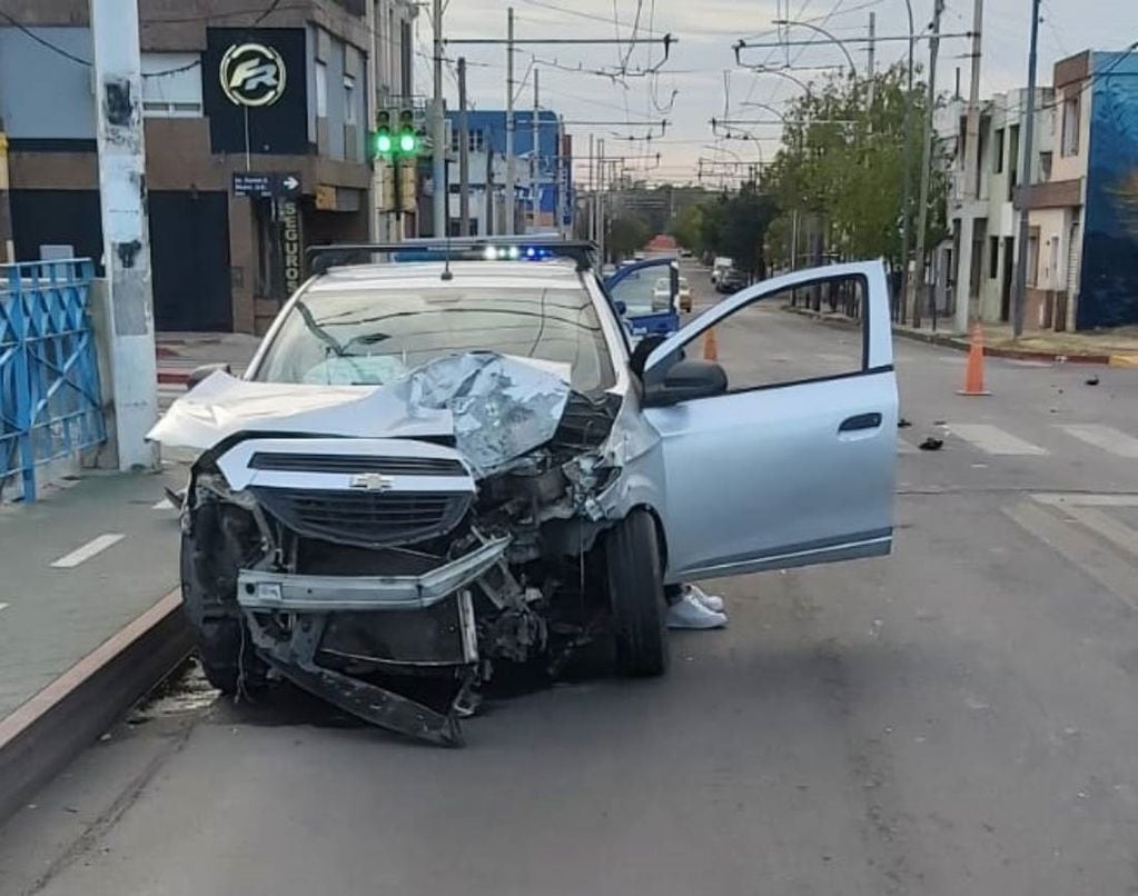 El Chevrolet Onix que chocó contra el ómnibus en el puente Maldonado de Córdoba. (Policía)