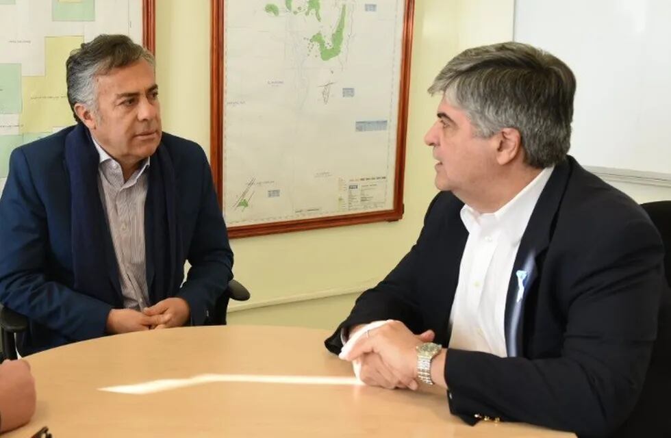 El presidente de YPF, Miguel Gutiérrez, le presentó al Gobernador Alfredo Cornejo el plan de desarrollo sostenible para Malargüe.