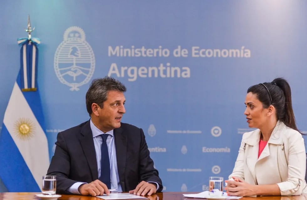 El ministro de Economía, Sergio Massa, y la titular del PAMI, Luana Volnovich, oficializaron el bono.