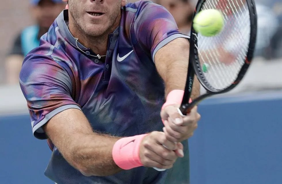 MCX001. New York (United States), 02/09/2017.- Juan Martin del Potro of Argentina hits a return to Roberto Bautista Agut of Spain on the sixth day of the US Open Tennis Championships at the USTA National Tennis Center in Flushing Meadows, New York, USA, 02 September 2017. The US Open runs through September 10. (España, Abierto, Tenis, Nueva York, Estados Unidos) EFE/EPA/PETER FOLEY *** Local Caption *** 53000073