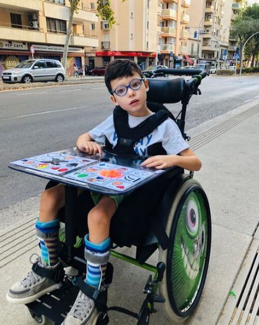 Ciro, el niño de 7 años que pide que la aerolínea que le rompió la silla de ruedas se haga cargo.