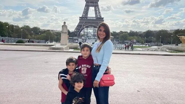 Antonela Roccuzzo e hijos en la torre Eiffel