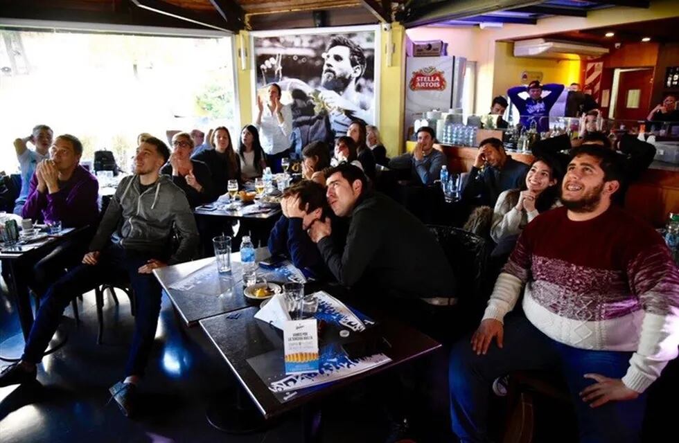 Partido de Argentina en el bar Vip, de la familia de Messi.