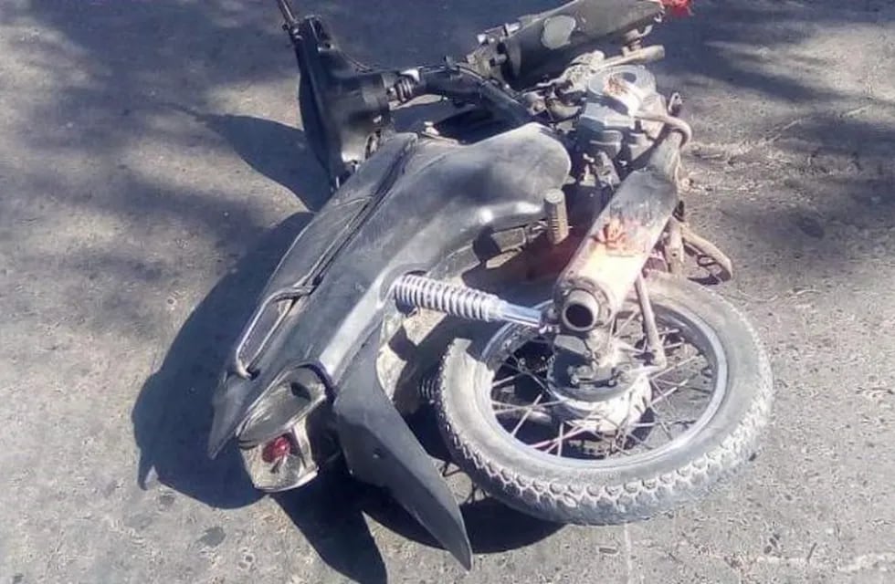 La moto que manejaba el joven quedó destrozada.