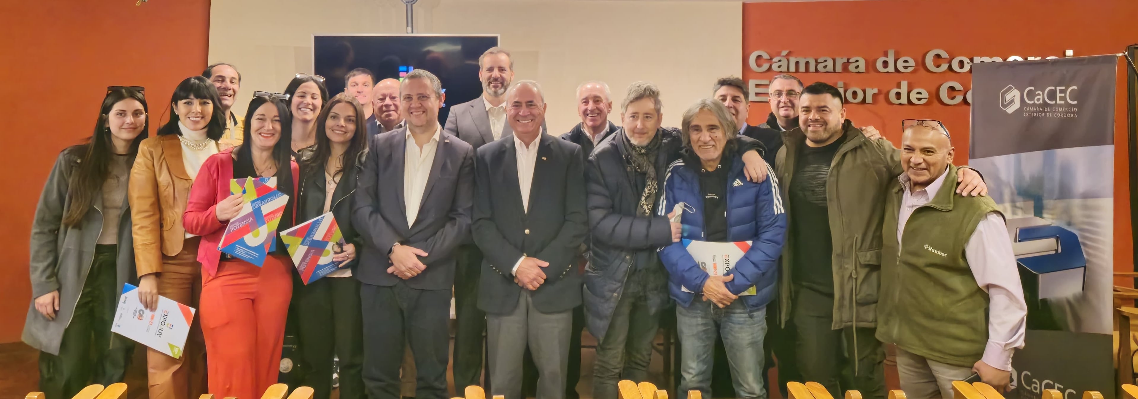 Sebastián Mealla y Sebastián Lucero, directivos de la Cámara de Comercio Exterior de Jujuy; Alberto Del Cura, representante oficial de Jujuy en Córdoba; y el exfutbolista jujeño Daniel Valencia, junto a autoridades de de la Federación de Cámaras de Comercio Exterior de la República Argentina (FeCaCERA) y la Cámara de Comercio Exterior de Córdoba.