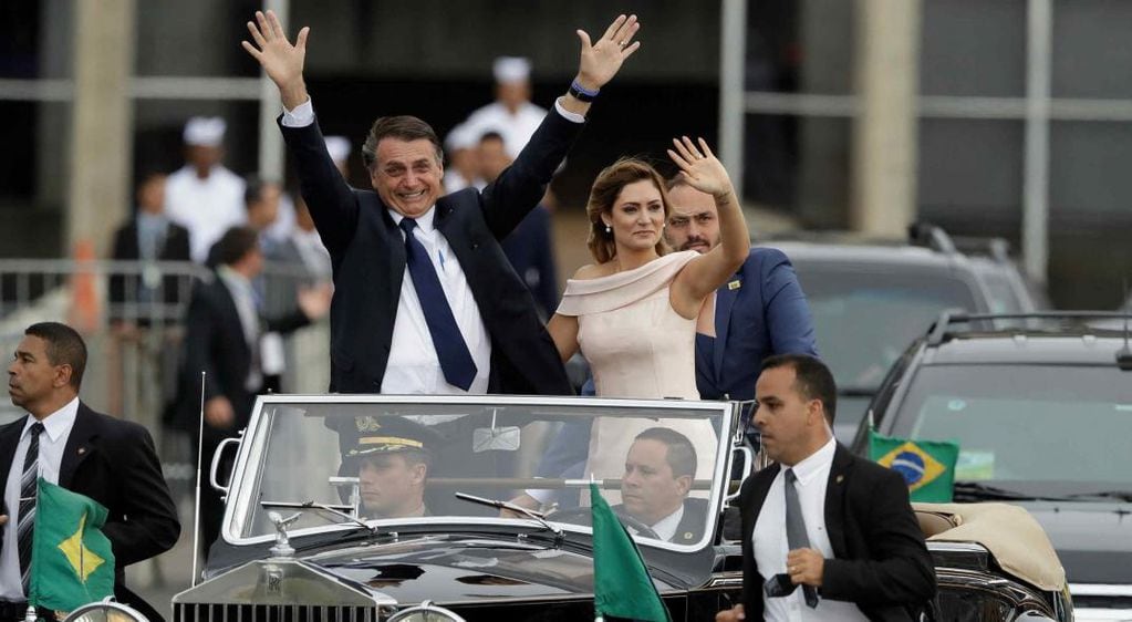 Bolsonaro y su mujer Michelle, a bordo del Rolls Royce presidencial (AP).