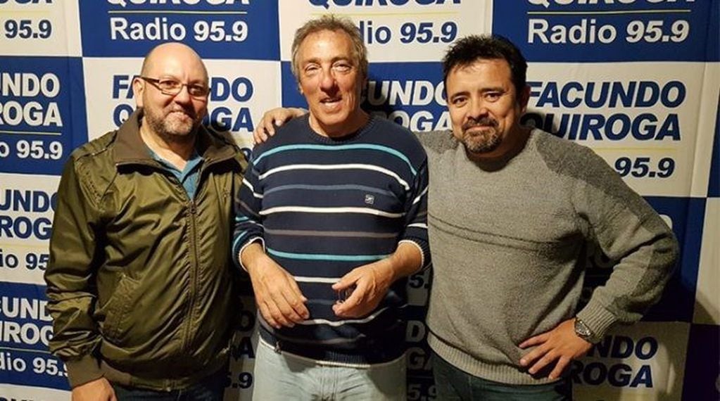 El escritor Jorge Stteger Bongoa (al medio), el locutor David Gauna (a la derecha) y uno de los dueños de la radio, Miguel Saforcada (a la izquierda).