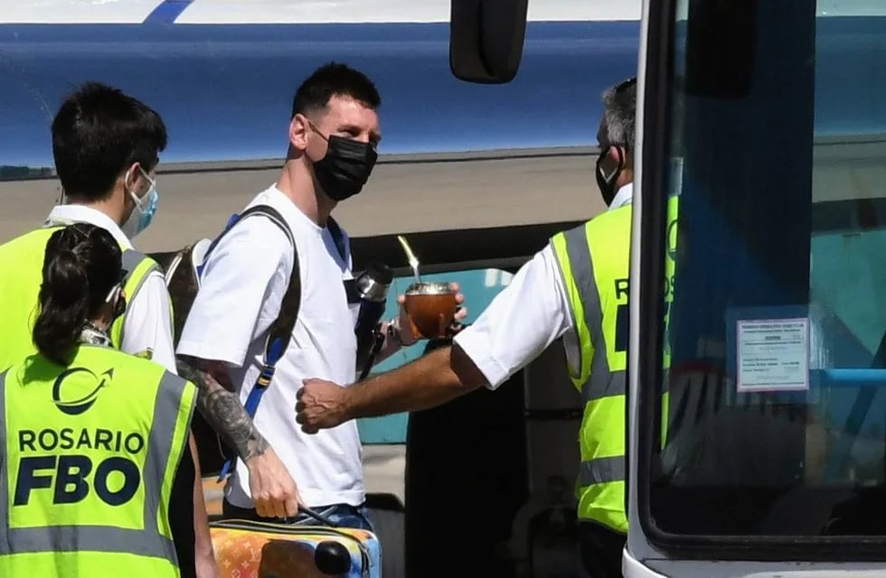 El ex Barcelona bajó del avión con el mate después de un largo viaje.