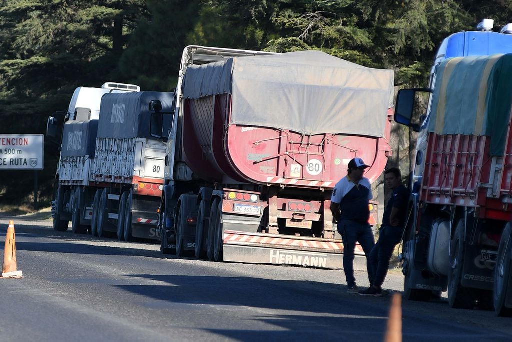 Una postal habitual en las rutas argentinas: camiones varados por la falta de gasoil. 