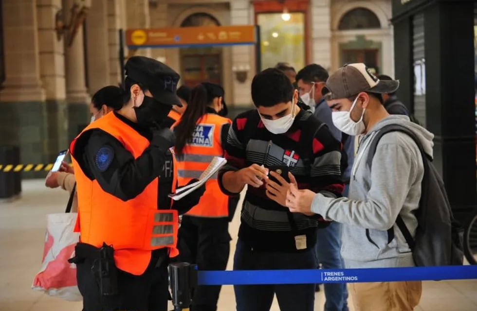 Fuerzas de seguridad controlan la temperatura de pasajeros en las estaciones de trenes porteñas. (Clarín)