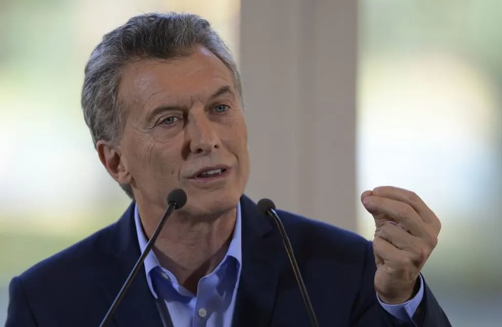 Argentina's President Mauricio Macri announces a drop of the poverty to 25,7 percent as he speaks to the press at the presidential residence in Olivos, Buenos Aires, on March 28, 2018.\nPoverty reached 25.7% of the population in Argentina in the second half of 2017, an index lower than the 28.6% of the first semester, according to the state Institute of Statistics and Censuses (Indec). / AFP PHOTO / Juan MABROMATA