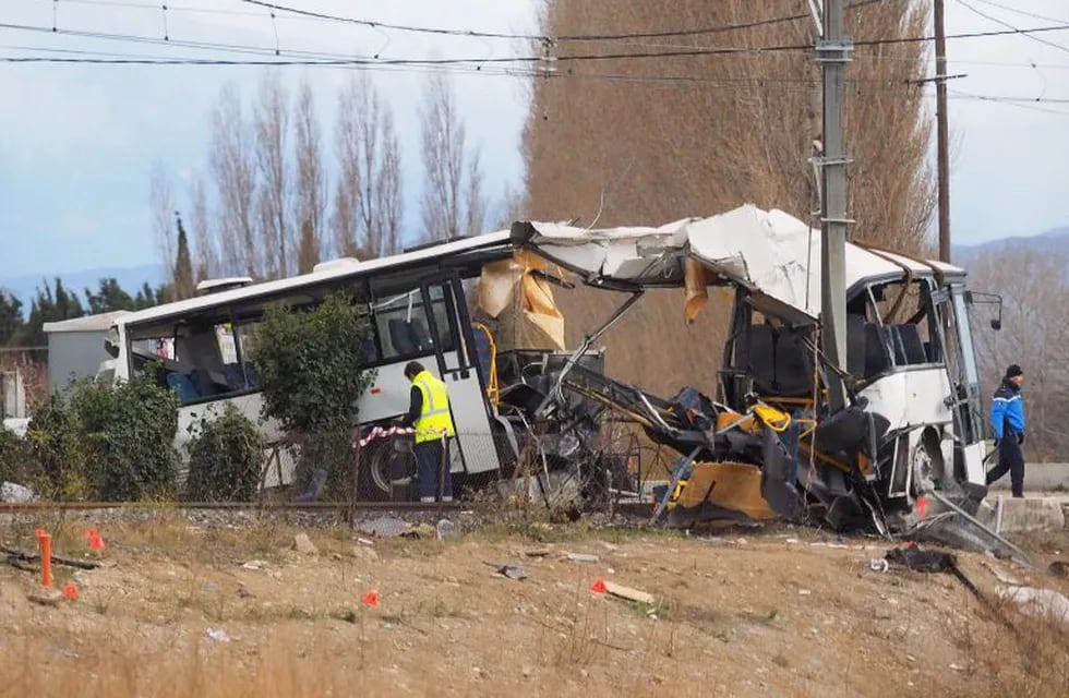 Al menos seis niños muertos tras el fatal choque entre un micro y un tren en Francia. / AFP PHOTO / RAYMOND ROIG