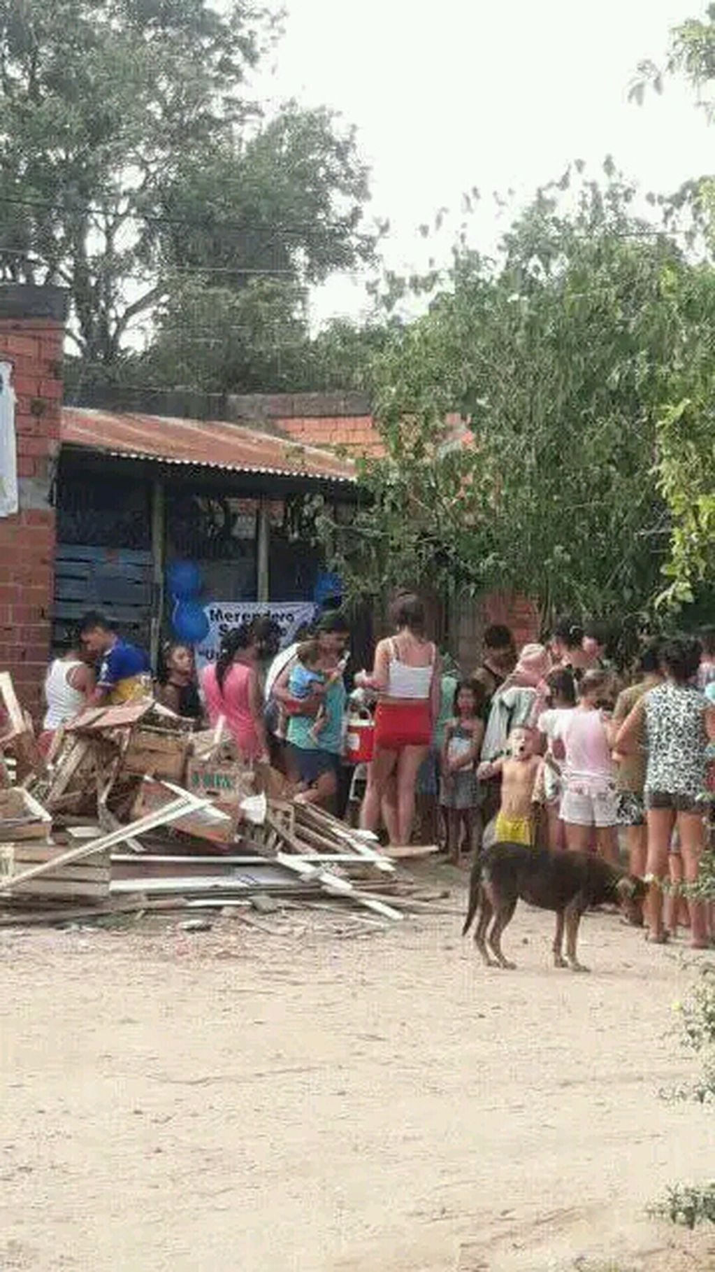 Los vecinos de Itatí en el merendero "Unión y Fuerza".