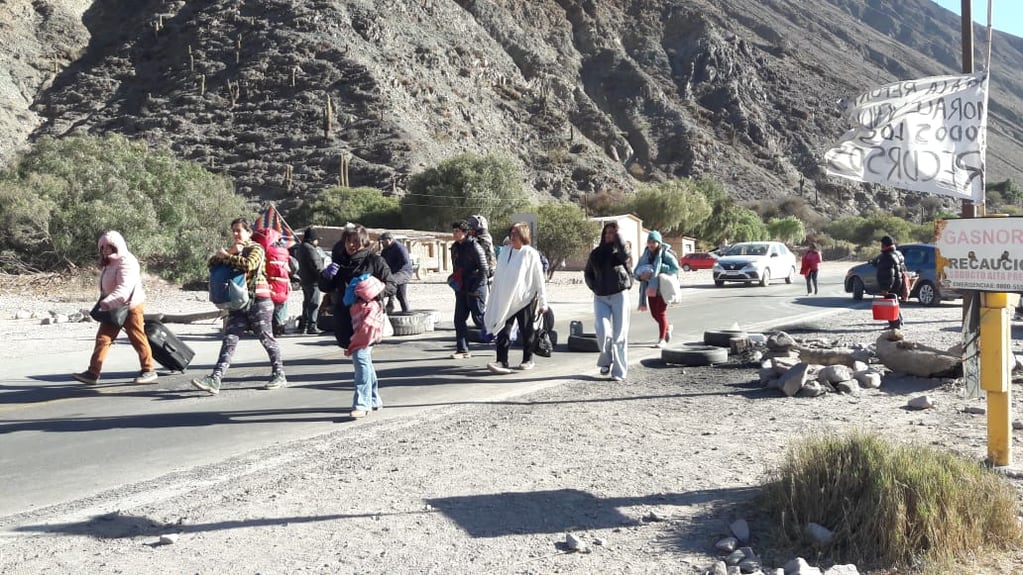 Pobladores de la región, trabajadores de todas las actividades, proveedores, turistas, transportistas y la actividad económica en general sufren los efectos de los cortes de rutas en la Quebrada y Puna de Jujuy.