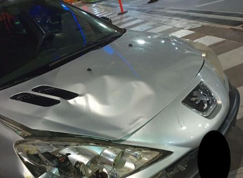 Impacto. La joven fue atropellada por un Peugeot 207. El coche fue secuestrado y remitido a Accidentología Vial para peritajes.