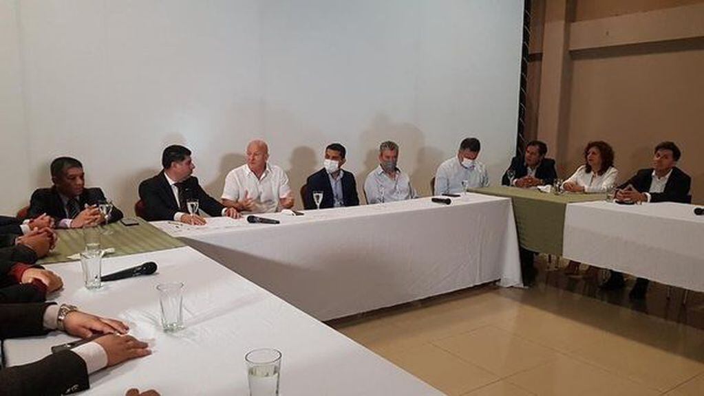 Reunión entre autoridades paraguayas y misionera para tratar la situación del cruce fluvial entre Iguazú y Presidente Franco.