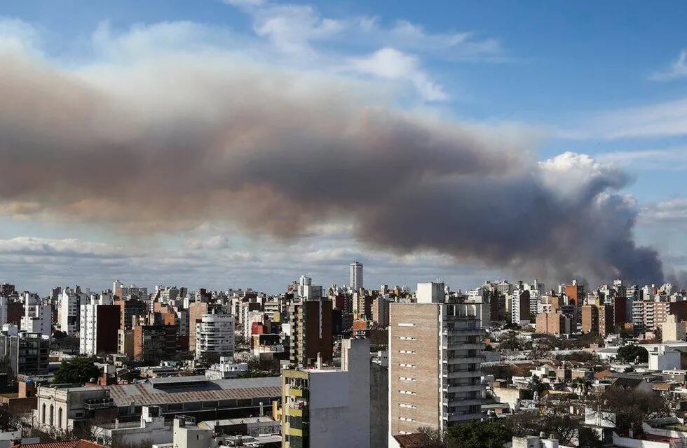 El humo de los incendios en las islas de Entre Ríos invadió Rosario en varias ocasiones.