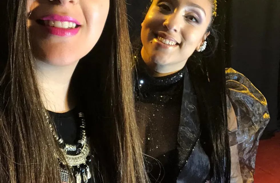 La vocalista del grupo, Naty Cabrera, junto a la protagonista del videoclip de "Te quiero libre".