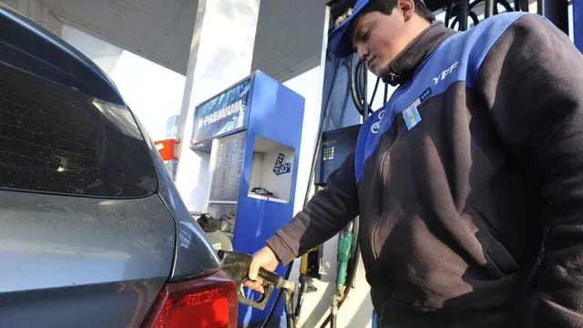 COMBUSTIBLE. La nafta aumentó en Córdoba un 14% (Ramiro Pereyra/La Voz).