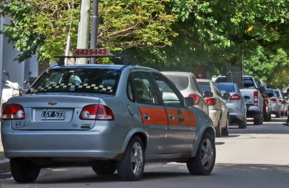 Taxistas aumentarán la tarifa a 100 o 150 pesos.