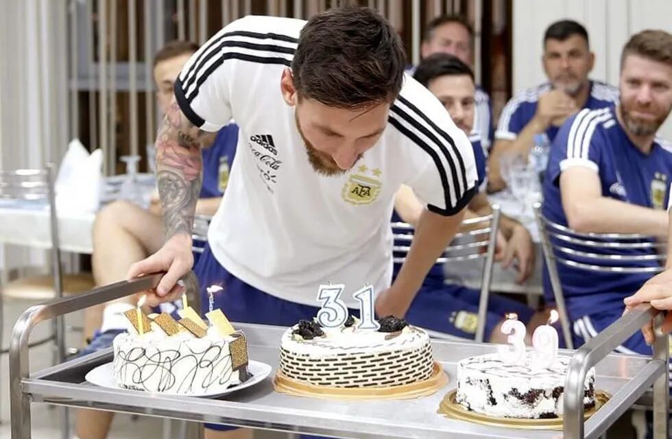 GRAF6880. Bronnitsy, 24/06/2018.- Imagen facilitada por la AFA del jugador de la selección argentina, Lionel Messi, celebrando su cumpleaños en la concentración del combinado argentino en la localidad rusa de Bronnitsy. EFE. ***SOLO USO EDITORIAL***.