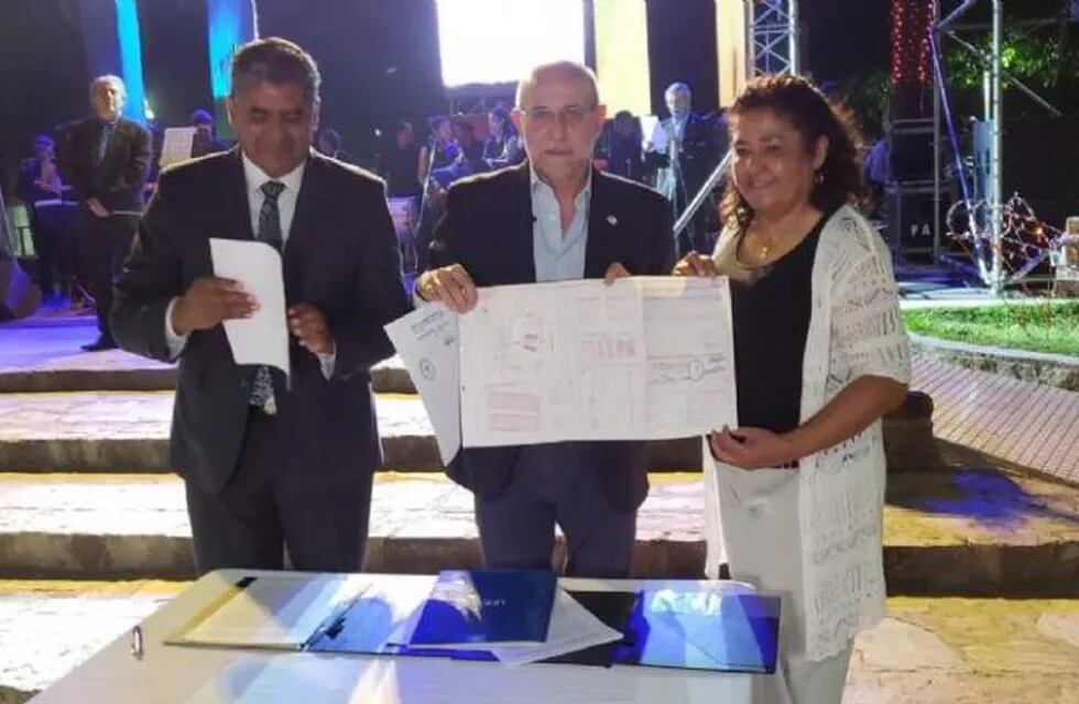 Fama junto con Ríos tras firmar el convenio con la Municipalidad de Belén.