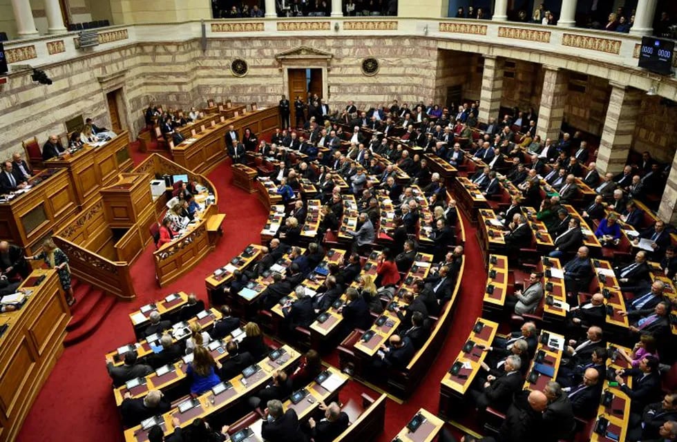Miembros del parlamento griego debaten el Acuerdo Prespa en Atenas.
