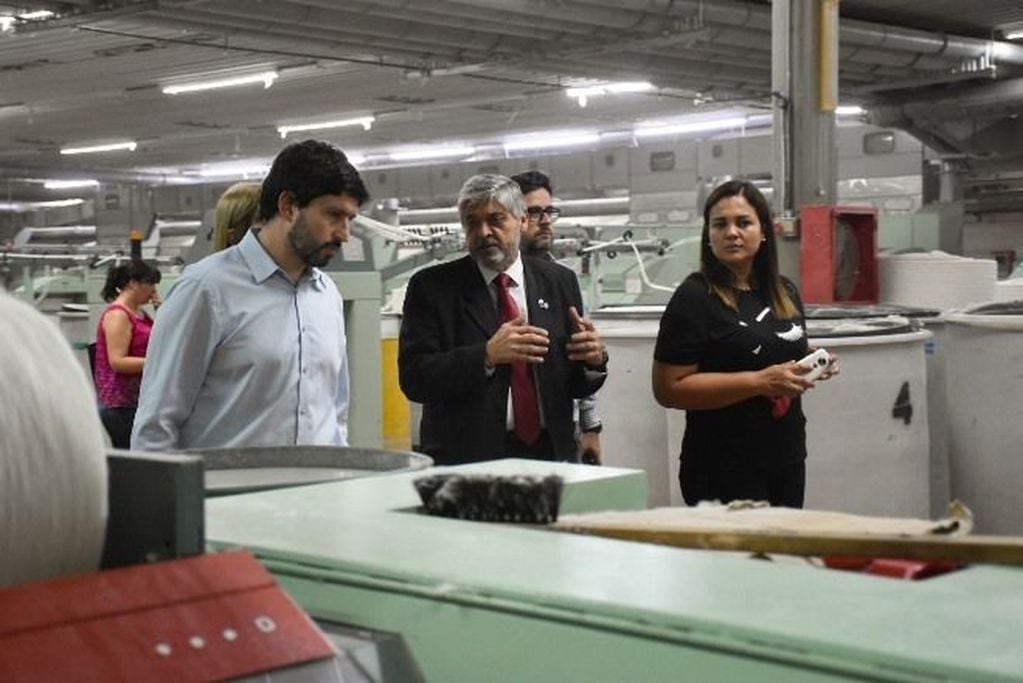 Funcionarios de La Rioja visitan la fábrica Hilados II
