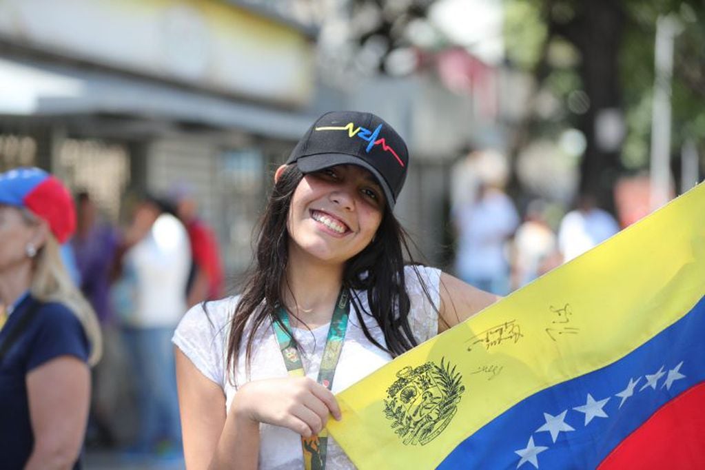 Venezolanos protestan este lunes en el barrio Santa Mónica de Caracas (Venezuela) EFE