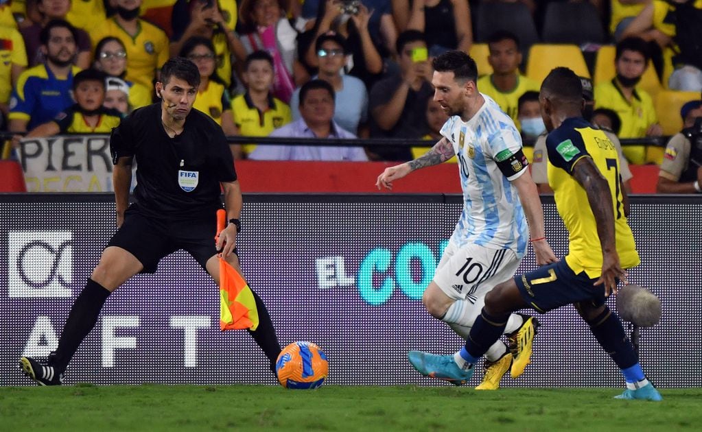 Lionel Messi, capitán y referente de la selección argentina. Aquí en el partido ante Ecuador por las eliminatorias sudamericanas. (AP)