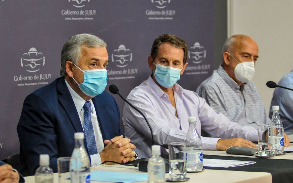 El gobernador Morales junto a Pablo Civetta y Raúl Ulloa, al describir detalles del plan de rehabilitación de vías férreas entre Volcán y Tilcara puesto en marcha.