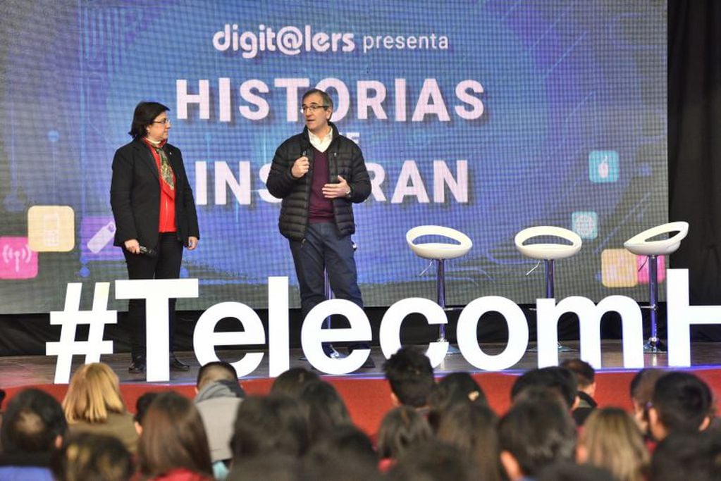 La ministra Isolda Calsina y el director de Relaciones Gubernamentales, Comunicación y Medios de Telecom, Pedro López Matheu, en la apertura de la jornada.