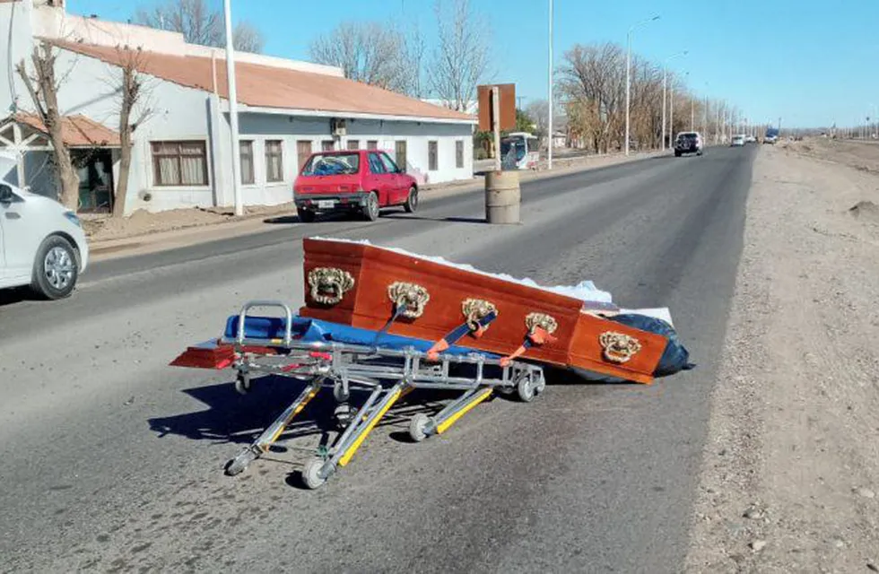 Un coche fúnebre perdió un ataúd con el cadáver en su interior.