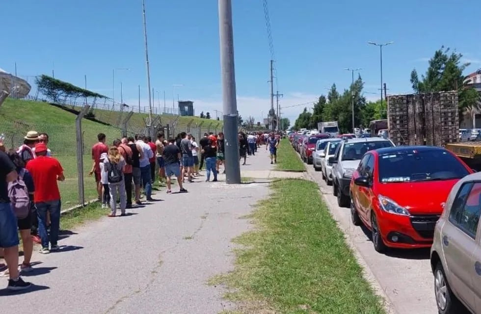 Los hinchas de Estudiantes estuvieron realizando una lenta fila por horas para retirar su ticket para la final de la Copa Argentina.