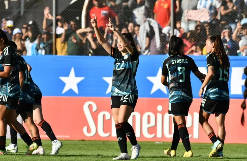 Selección Argentina femenina goleó a Venezuela. El tercero lo convirtió la mendocina Estefanía Banini.