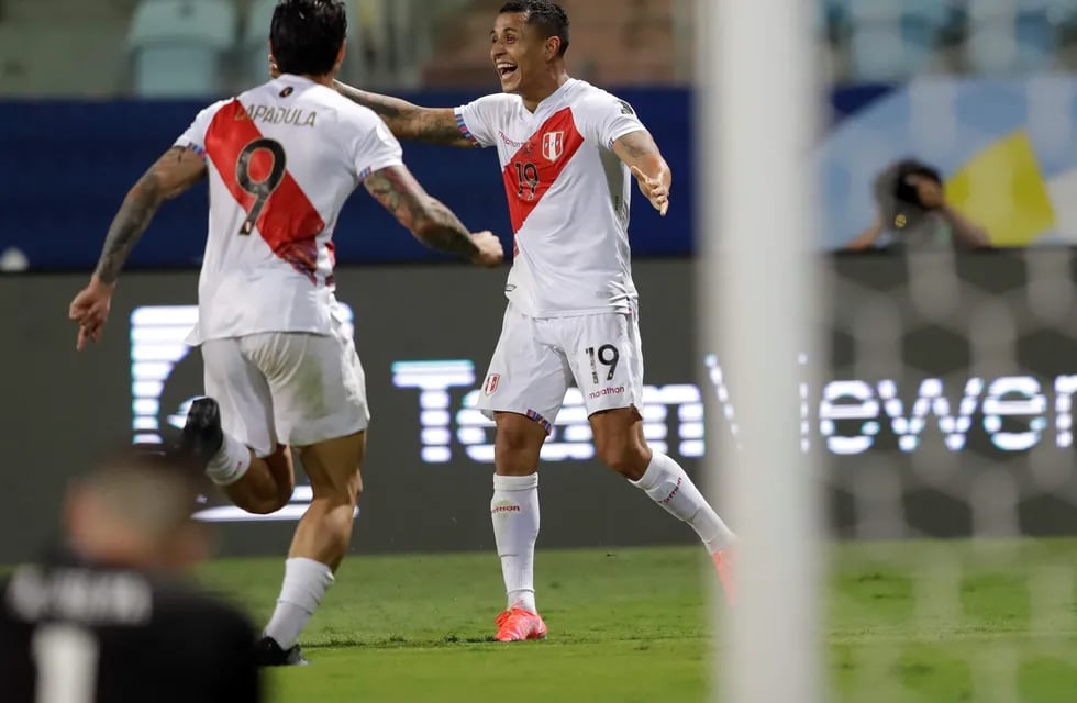 Yotún puso el 3 a 2 para Perú, que parecía el de la clasificación. (AP Photo/Eraldo Peres)