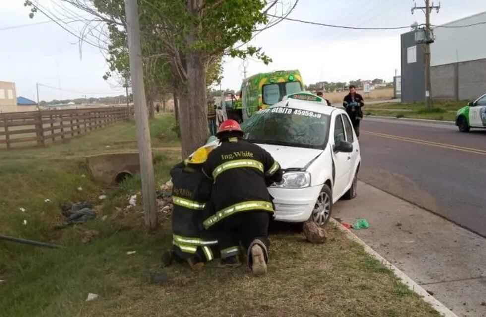 Un taxista conducía borracho y chocó contra un árbol