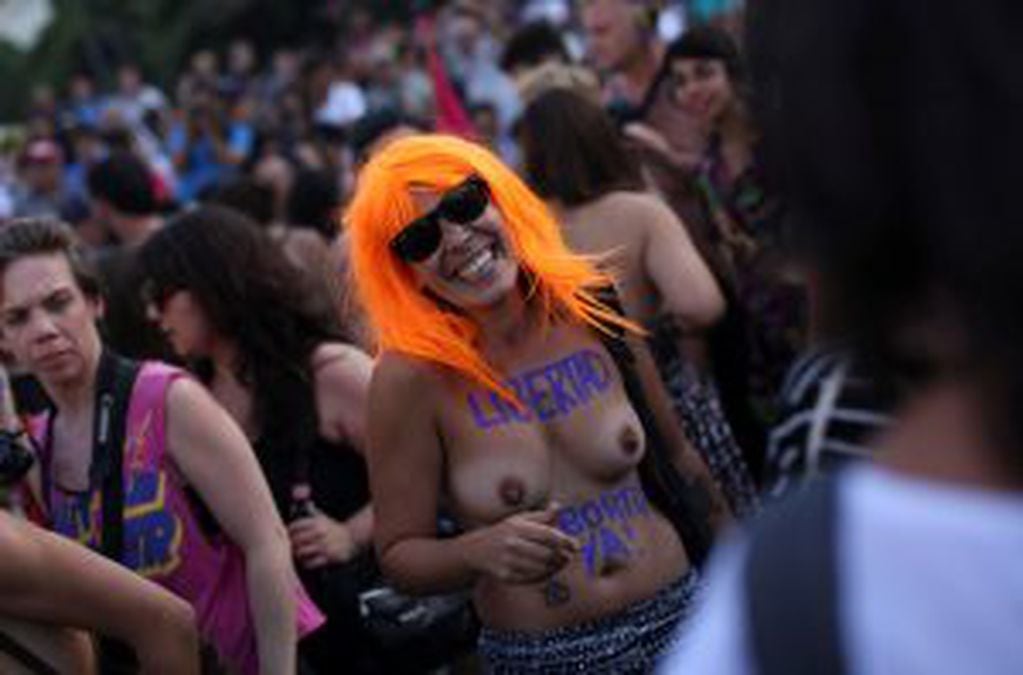 BAS26. BUENOS AIRES (ARGENTINA), 07/02/2017.- Mujeres participan de un "tetazo", una protesta contra la prohibición de hacer "topless", hoy, martes 7 de febrero de 2017, en el Obelisco de Buenos Aires (Argentina). La manifestación fue generada por un ampl