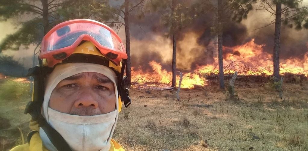 Marcelo Salinas trabaja como bombero voluntario hace 13 años en el cuartel de bomberos de Caa Catí, Corrientes.