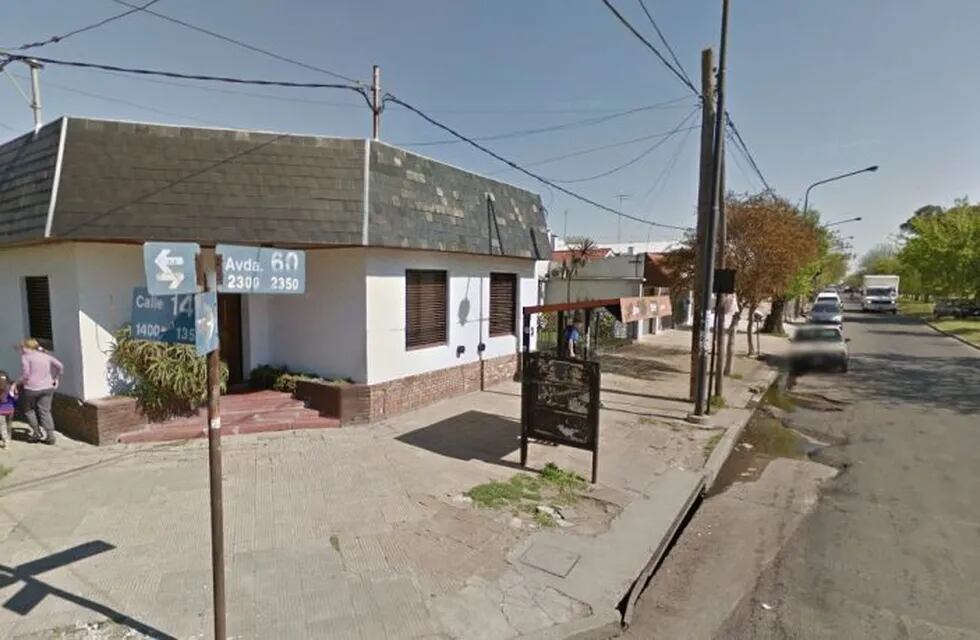 Un joven se olvidó el traje en la parada del colectivo en La Plata y un vecino lo sorprendió