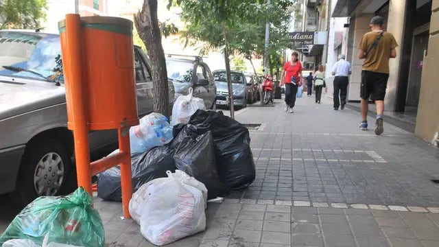 SIN RECOLECCIÓN. Durante el conflicto con los empleados de la Crese, la basura se acumuló en las calles de Córdoba (Raimundo Viñuelas/Archivo).