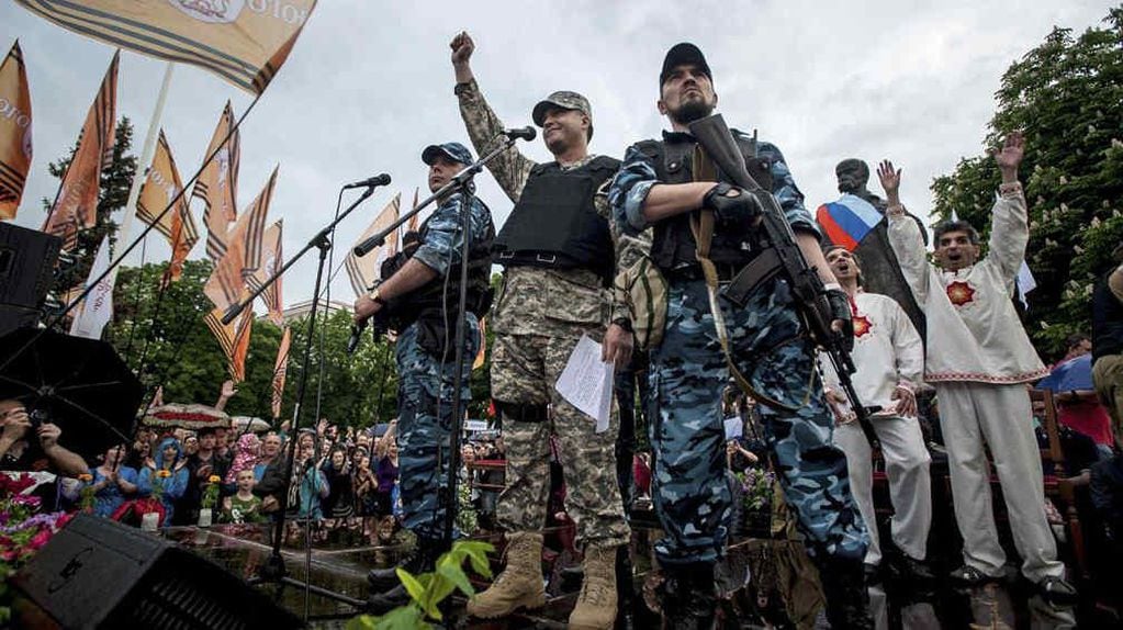 Urnas y armas. Activistas prorrusos al momento de declarar la independencia de Lugansk (AP).