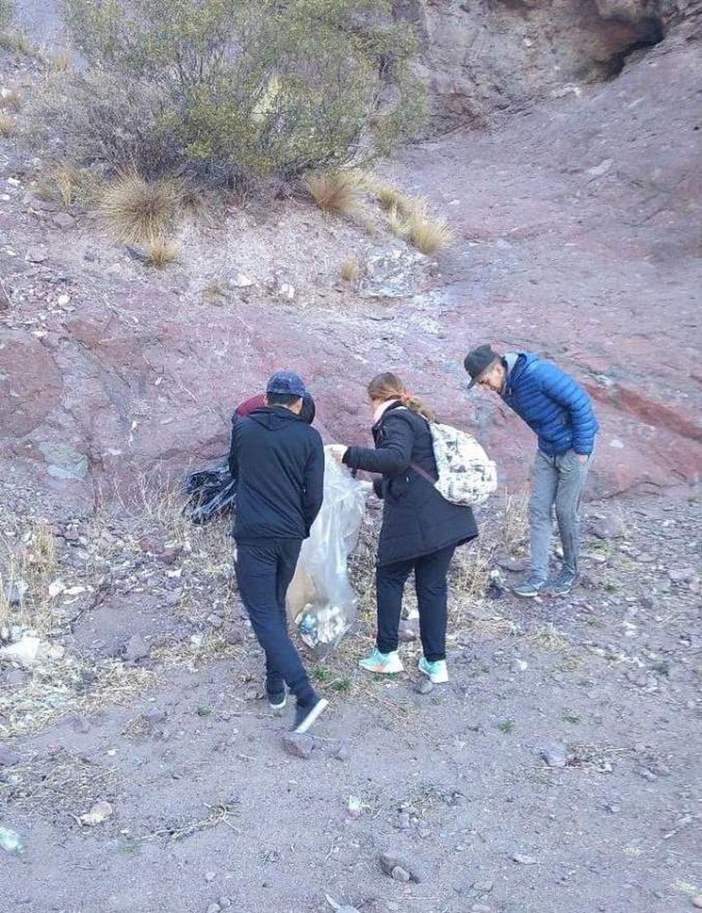 Voluntarios recogieron basura en Valle Grande.