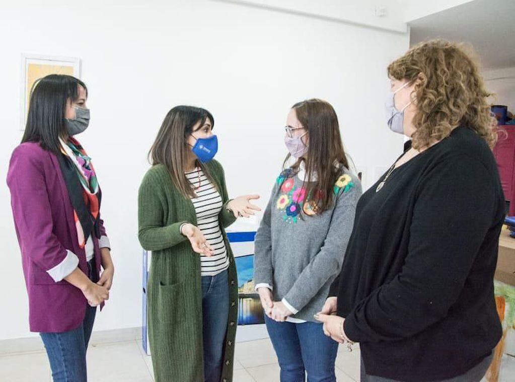 Carolina Yutrovic junto a la legisladora provincial Victoria Vuoto y a la secretaria de Políticas Sociales, Sanitarias y Derechos Humanos, Sabrina Marcucci, estuvieron en el centro comunitario del barrio Pipo con el equipo de Terapia Asistida con Perros