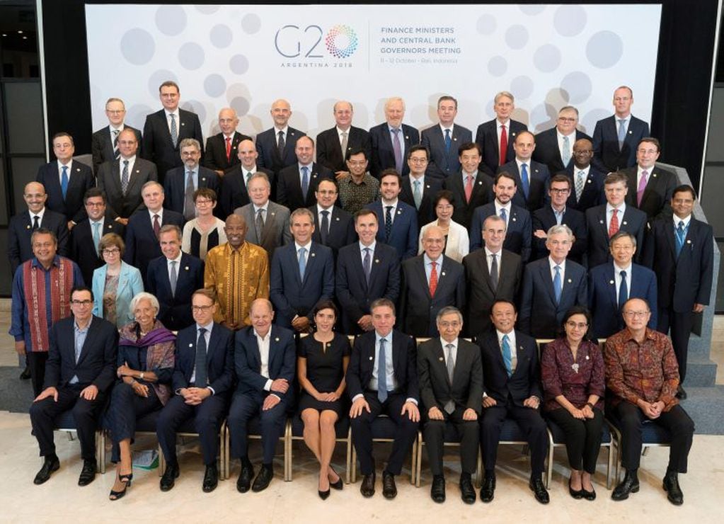 Los ministros de Finanzas y máximas autoridades de los bancos nacionales del G20 posan durante la Asamblea Anual del FMI y el Banco Mundial, en la isla de Bali en octubre de 2018. Crédito: EFE/ Stephen Jaffe/FMI.